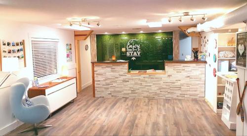 ล็อบบี้, Riverside Resort & RV Park in ควอลิคัม บีช (บริติช โคลัมเบีย)