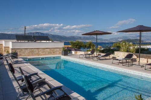 Luxury Poolside Villa - Accommodation - Slatine