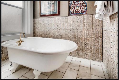 حمام, The Holiday Chalet Victorian in Capitol Hill