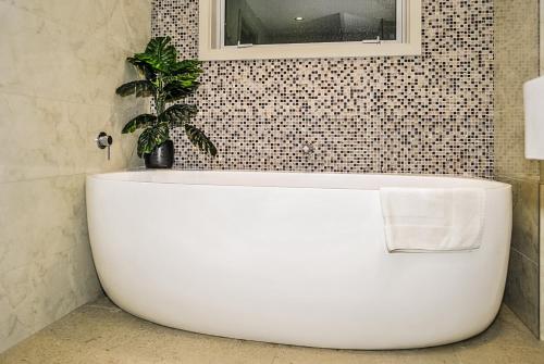 Bathroom, Newlands Court Motel in North Wellington