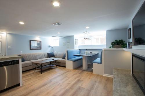 B&B Washington D.C. - Luxury 2 bedroom apartment w/ free parking - Bed and Breakfast Washington D.C.