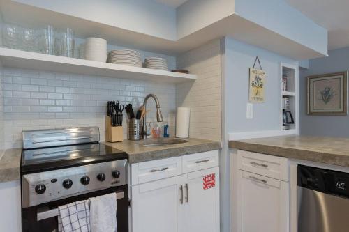 Luxury 2 bedroom apartment w/ free parking detail