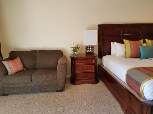 1 king bed, 1 sofa bed