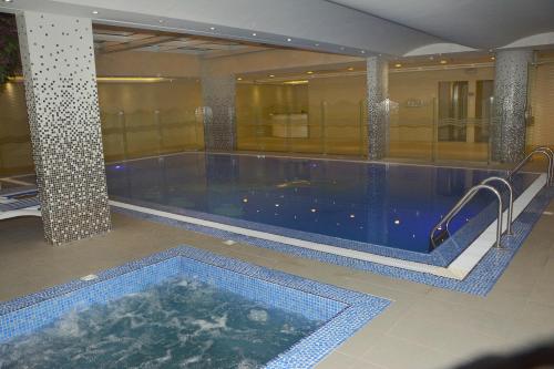 Swimming pool, Mandarin  Hotel  Apartments مندرين للشقق الفندقية  in Al Mursalat