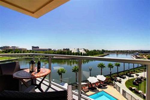 ทัศนียภาพ, ยูนิเวอร์ซิตี้ พลาซ่า วอเตอร์ฟรอนต์ โฮเทล (University Plaza Waterfront Hotel) in สต็อกตัน (CA)