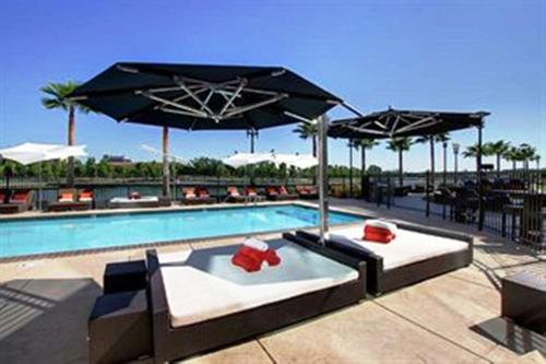 Swimming pool, University Plaza Waterfront Hotel in Stockton (CA)