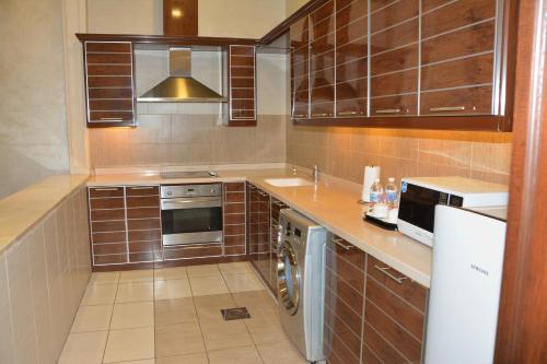 Kitchen, Mandarin  Hotel  Apartments مندرين للشقق الفندقية  in Al Mursalat