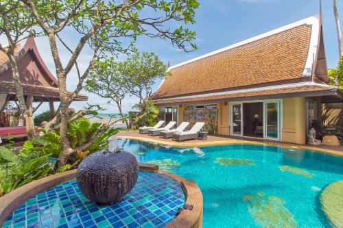 6 Bedroom Luxurious Beachfront Villa in Pattaya 6 Bedroom Luxurious Beachfront Villa in Pattaya