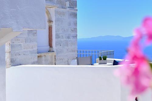 Living Theros Luxury Suites - image 2