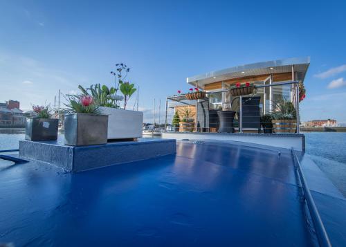 ทัศนียภาพภายนอกโรงแรม, Barge At Titanic in เบลฟาสต์ แอร์พอร์ต