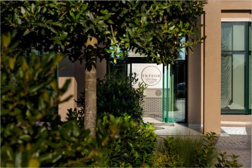 153426231 Tresor Le Palais Timisoara, Curio Collection by Hilton