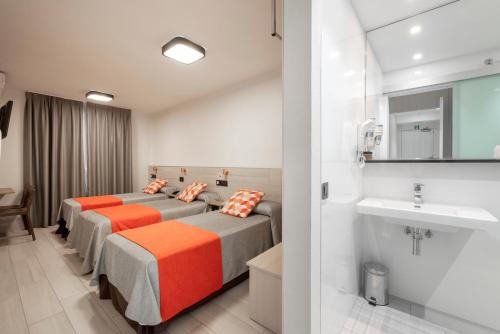 Hostal Castilla II Puerta del Sol - image 8