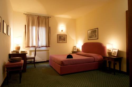 1 queen bed, 1 twin bed