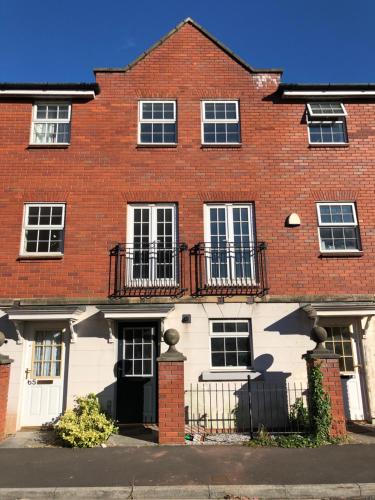 Luxury 4 Bedroom Townhouse Near Cardiff City Centre