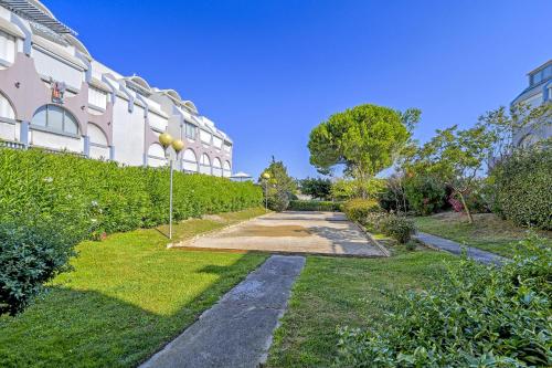 Giardino, T2 cosy de 41m2 à 400 m de la plage, résidence avec piscine. (T2 cosy de 41m2 a 400 m de la plage, residence avec piscine.) in Le Grau-du-Roi