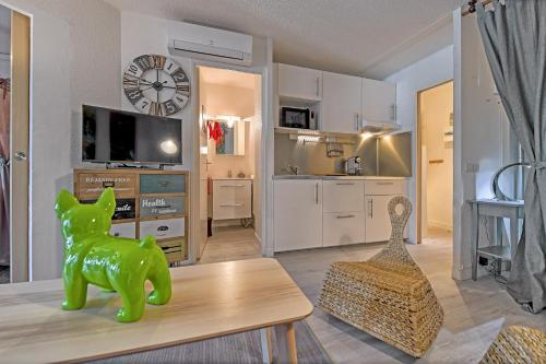 T2 cosy de 41m2 à 400 m de la plage, résidence avec piscine. (T2 cosy de 41m2 a 400 m de la plage, residence avec piscine.) in Le Grau-du-Roi