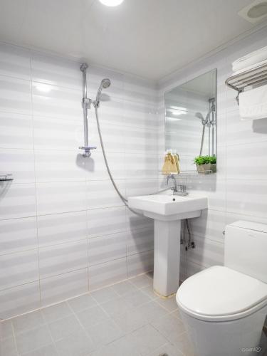 Travel Monster Room Type - Twin Room with Private Bathroom