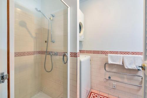 Waterfront Location, CBD l Free Wifi l Aircon
