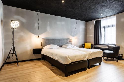 Upstairs Hotel - image 4