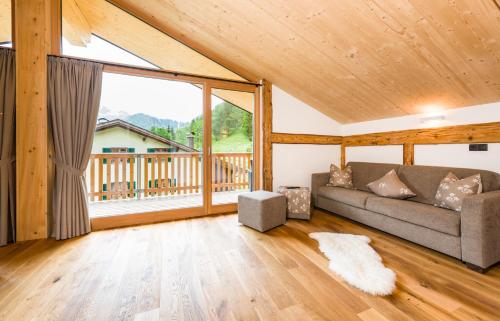 Apartment with Mountain View