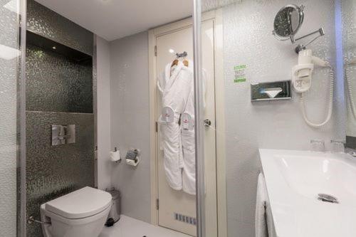 Ramada by Wyndham Sofia City Center - image 7