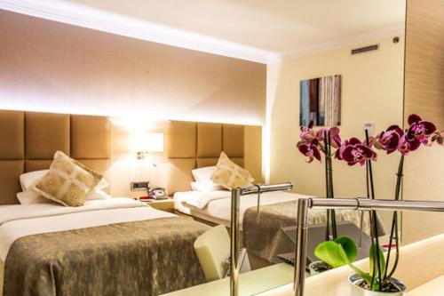 Ramada by Wyndham Sofia City Center - image 2
