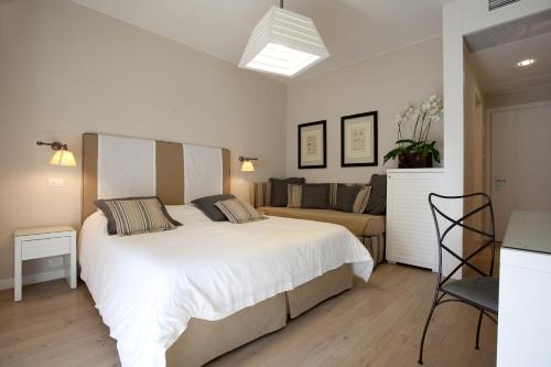 Deluxe Double or Twin Room image 5