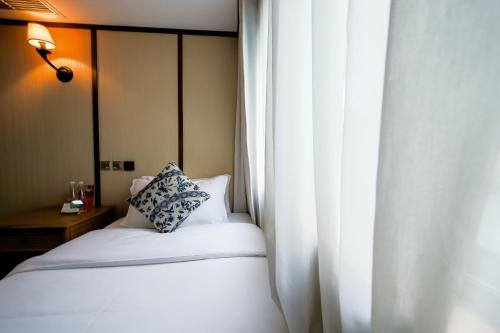 Chuan Jia Courtyard Hotel Stop at Chuan Jia Courtyard Hotel to discover the wonders of Chengdu. The property offers a wide range of amenities and perks to ensure you have a great time. All the necessary facilities, including 2