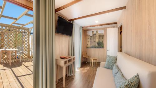 Magic Robin Hood Camping Aqua Magic Excalibur Resort is perfectly located for both business and leisure guests in Alfas del Pi. The hotel has everything you need for a comfortable stay. 24-hour front desk, luggage sto