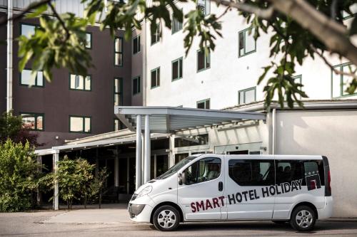 Smart Hotel Holiday