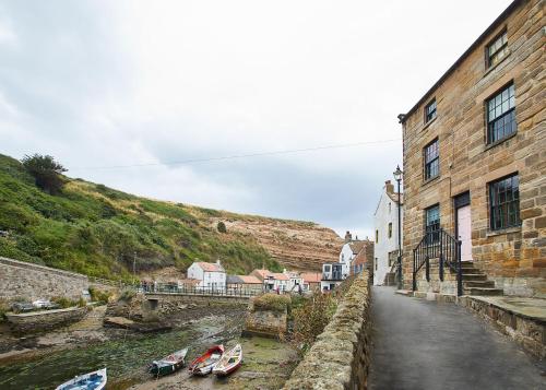 Host & Stay - Cowbar View Cottage