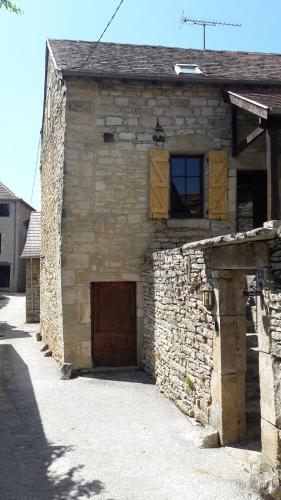 Maison en pierres au coeur du village médiéval de Villeneuve