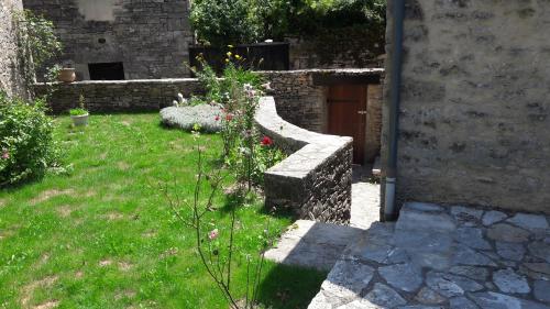 Maison en pierres au coeur du village médiéval de Villeneuve