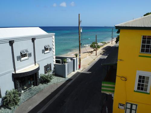 Restaurant, Carib Edge, AC beach penthouse in Speightstown