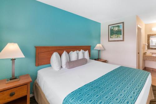 Howard Johnson by Wyndham Chula Vista/San Diego Hotel & Suites - main image