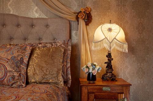 Deluxe King Room image 6