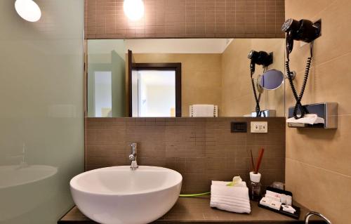 Standard Double Room with French Bed and Balcony image 5