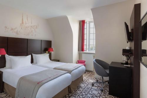 2 queen beds, 1 twin bed