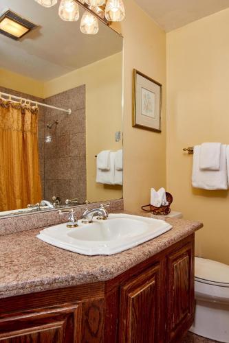Bathroom, Queen Anne Hotel in Pacific Heights