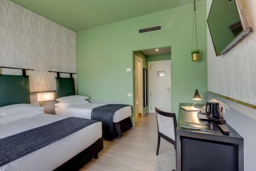 1 queen bed, 1 twin bed
