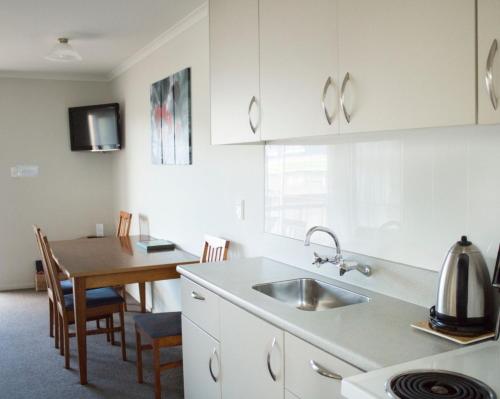 Kitchen, Alpine Motel in Oamaru