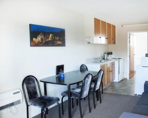 Kitchen, Alpine Motel in Oamaru