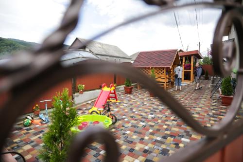 Spēļu laukums, U Maksa in Solochyn