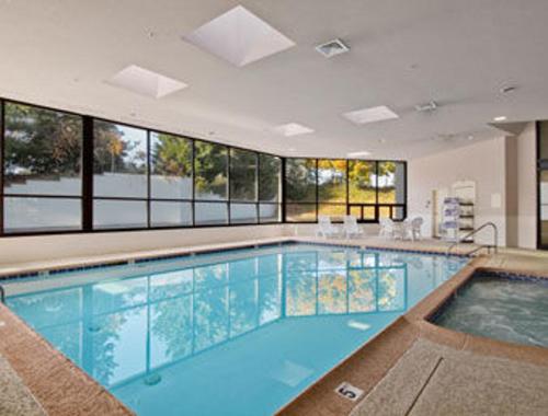 สระว่ายน้ำ, Ramada by Wyndham Harrisburg/Hershey Area in แฮร์ริสเบิร์ก (PA)