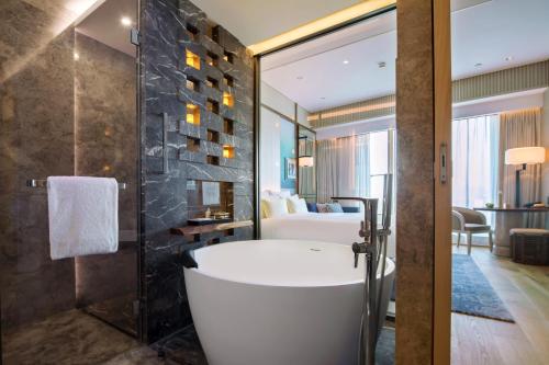 room detail thumbnail 2