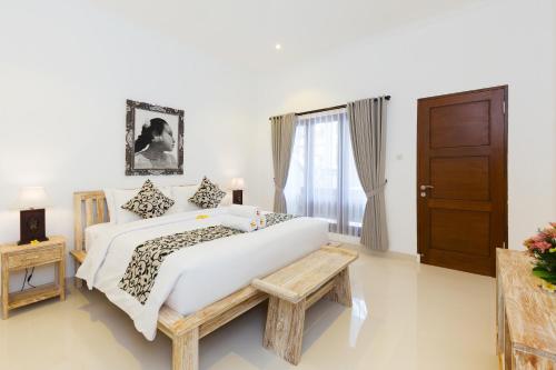 Deluxe Double Room with Pool View image 8