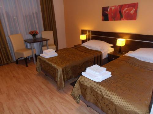 Twin Room image 4