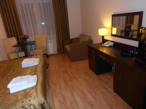 Twin Room image 5