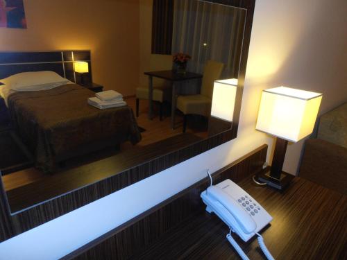 Twin Room image 6
