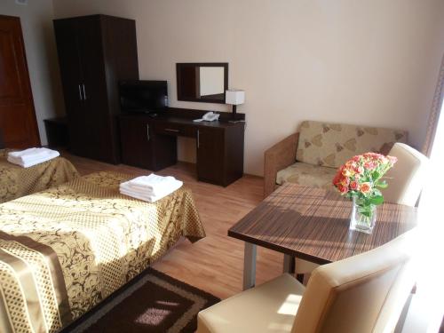 Twin Room image 10